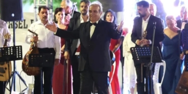 4 Temmuz Kurtuluş Haftası Coşkusu Karamürsel İlhan Çınar Alanı'nda Düzenlenen Türk Sanat Müziği Konserinde Şarkılar Hep Bir Ağızdan Söylendi