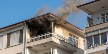 4 Temmuz Mahallesi'nde Bir Apartmanın En Üst Katında Çıkan Yangın, İtfaiyenin Zamanında Müdahalesiyle Faciaya Dönüşmeden Söndürüldü