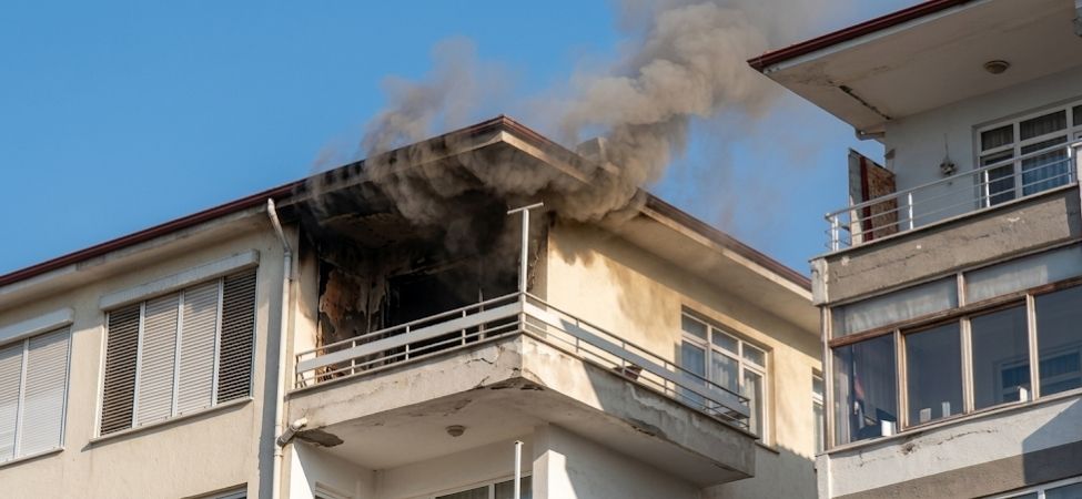 4 Temmuz Mahallesi'nde Bir Apartmanın En Üst Katında Çıkan Yangın, İtfaiyenin Zamanında Müdahalesiyle Faciaya Dönüşmeden Söndürüldü