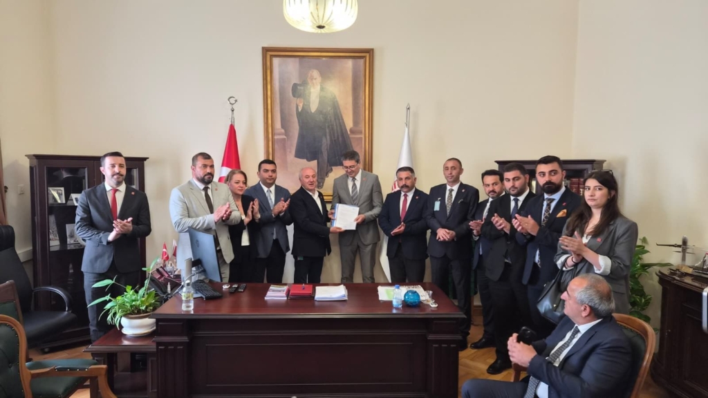 CHP Kocaeli Orgutu Imzalari Teslim Etti Belediye Baskanimiz Ahmet Calik On Saflarda Yer Aldi