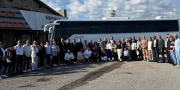 CHP'deki İki Başlılık Krizinde Kocaeli Örgütü Özgür Özel'in Yanında Ankara'ya Giden 150 Kişilik Ekipten Yalnızca 13 Kişi Meclis'e Girebildi