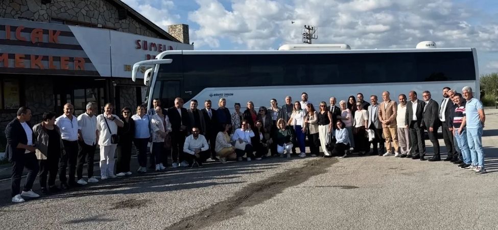 CHPdeki Iki Baslilik Krizinde Kocaeli Orgutu Ozgur Ozelin Yaninda Ankaraya Giden 150 Kisilik Ekipten Yalnizca 13 Kisi Meclise Girebildi CHP'deki İki Başlılık Krizinde Kocaeli Örgütü Özgür Özel'in Yanında Ankara'ya Giden 150 Kişilik Ekipten Yalnızca 13 Kişi Meclis'e Girebildi