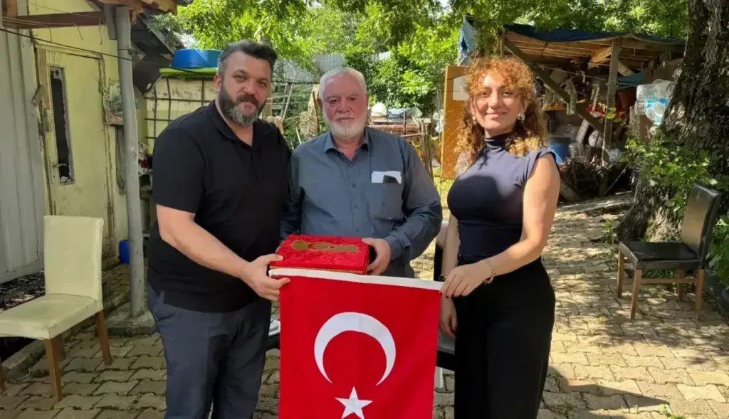 Izmit Belediyesi Ekipleri Karamurselde Yasayan Kibris Gazilerimiz Ahmet Kilic ve Yusuf Ertani Evlerinde Ziyaret Etti Izmit Belediyesi Ekipleri Karamurselde Yasayan Kibris Gazilerimiz Ahmet Kilic ve Yusuf Ertani Evlerinde Ziyaret Etti