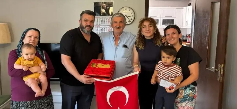 İzmit Belediyesi Ekipleri, Karamürsel'de Yaşayan Kıbrıs Gazilerimiz Ahmet Kılıç ve Yusuf Ertan'ı Evlerinde Ziyaret Etti