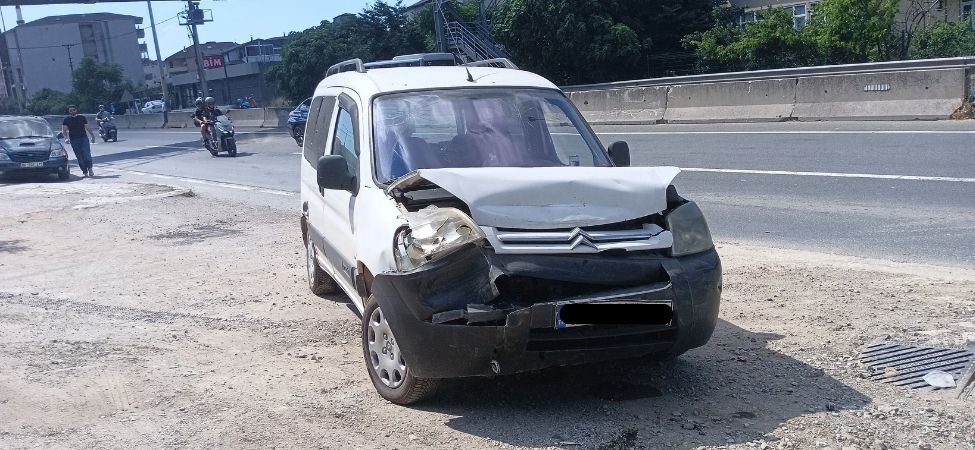 Karamursel D 130 Karayolunda Seyir Halindeki Otomobile Arkadan Carpan Ticari Arac Kazasinda Iki Kisi Yaralandi 1 Karamursel D 130 Karayolunda Seyir Halindeki Otomobile Arkadan Carpan Ticari Arac Kazasinda Iki Kisi Yaralandi 1