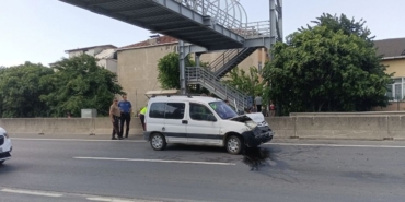 Karamürsel D-130 Karayolunda Seyir Halindeki Otomobile Arkadan Çarpan Ticari Araç Kazasında İki Kişi Yaralandı