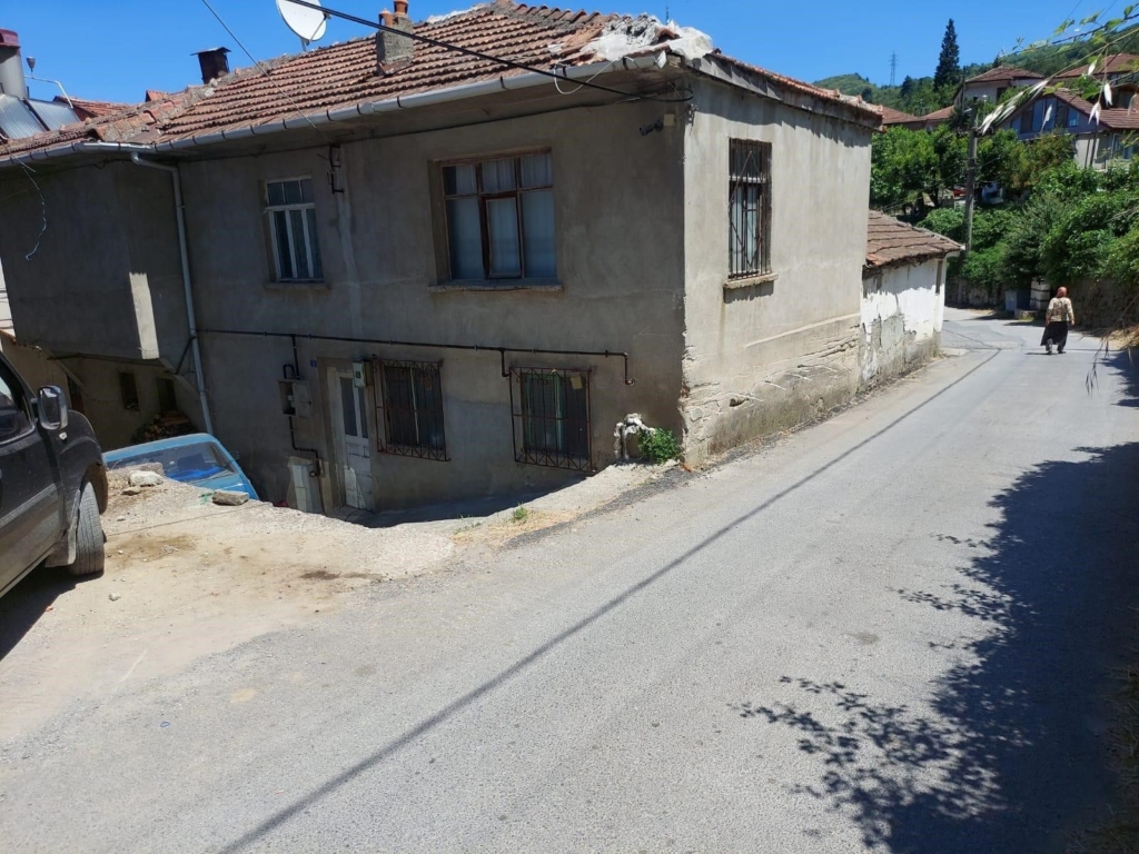 Karamursel Tepekoyde Faciadan Kil Payi Donuldu Freni Patlayan Otomobil Duvari Asarak Iki Evin Arasina Dustu 1