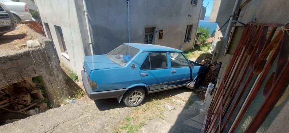 Karamürsel Tepeköy'de Faciadan Kıl Payı Dönüldü Freni Patlayan Otomobil Duvarı Aşarak İki Evin Arasına Düştü