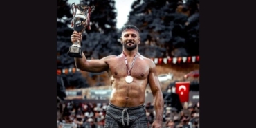 Karamürselli Pehlivanımız Sinan Yıldız, Türkiye Yağlı Güreş Ligi Manisa Yuntdağı Etabında 'Başaltı' Boyunda Şampiyon Oldu