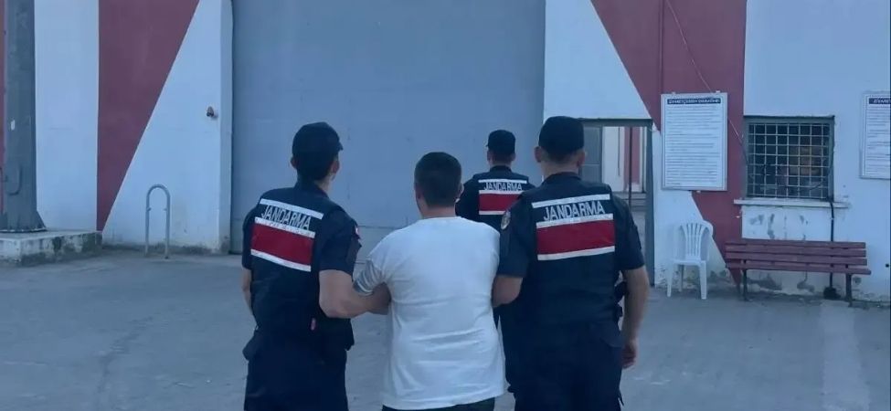 Kocaeli Il Jandarma Komutanligi ve JASAT Ekipleri Cinsel Saldiri Sucundan Aranan Hukumluyu Karamurselde Kiskivrak Yakaladi Kocaeli İl Jandarma Komutanlığı ve JASAT Ekipleri, Cinsel Saldırı Suçundan Aranan Hükümlüyü Karamürsel'de Kıskıvrak Yakaladı
