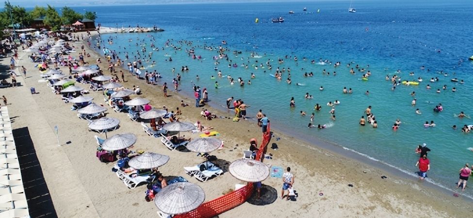 Sıcak Havayı Gören Karamürselliler Plajlara Akın Etti Resmi Açılış Öncesi Fiili Sezon Açıldı