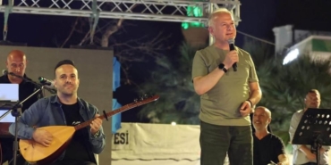4 Temmuz Kurtuluş Haftası Festivali'nde Yerel Sesler Rüzgarı İlhan Çınar Alanı'nı Dolduran Yüzlerce Vatandaş Türkülere Eşlik Etti