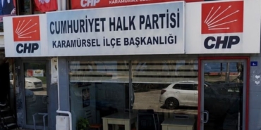 CHP Karamürsel İlçe Binasına Saldırı Penceredeki Pankartın İpleri Kesildi