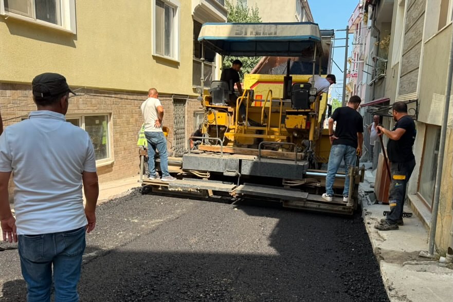 Altyapi calismalarinin ardindan yollarimizda asfaltlama ve tas doseme islemlerini surduruyoruz.I 3 Altyapi calismalarinin ardindan yollarimizda asfaltlama ve tas doseme islemlerini surduruyoruz.I 3