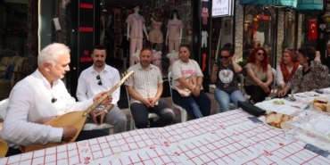 Karamürsel Belediye Başkanı Ahmet Çalık'tan Hakan Kurt Sokağı Esnafına Bağlamalı Kahvaltı Sürprizi