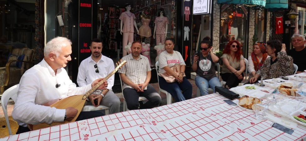 Karamürsel Belediye Başkanı Ahmet Çalık'tan Hakan Kurt Sokağı Esnafına Bağlamalı Kahvaltı Sürprizi