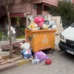 Karamursel Ciftlik Caddesinde Tasan Cop Konteynerleri Vatandaslari Isyan Ettirdi thumbnail