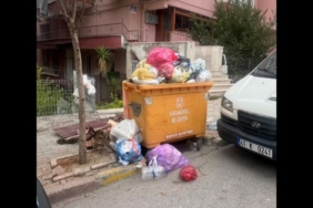 Karamürsel Çiftlik Caddesi'nde Taşan Çöp Konteynerleri Vatandaşları İsyan Ettirdi