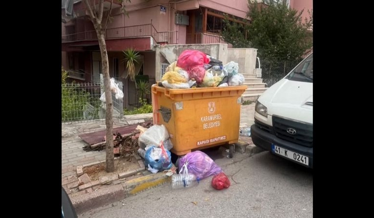 Karamürsel Çiftlik Caddesi'nde Taşan Çöp Konteynerleri Vatandaşları İsyan Ettirdi