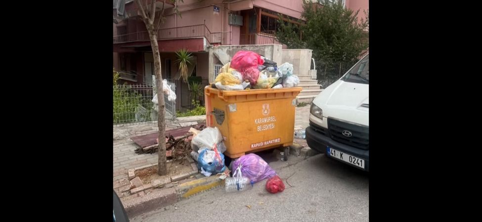 Karamürsel Çiftlik Caddesi'nde Taşan Çöp Konteynerleri Vatandaşları İsyan Ettirdi